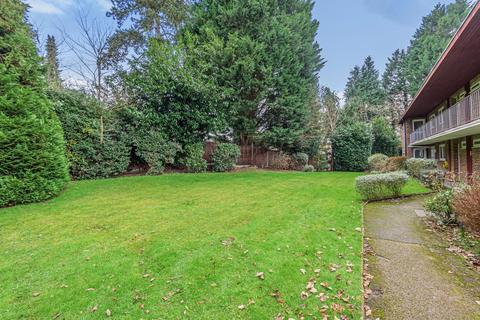 12 Wendela Close, Woking, GU22 7JU