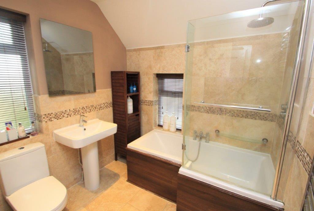 167 Castle Road bathroom b