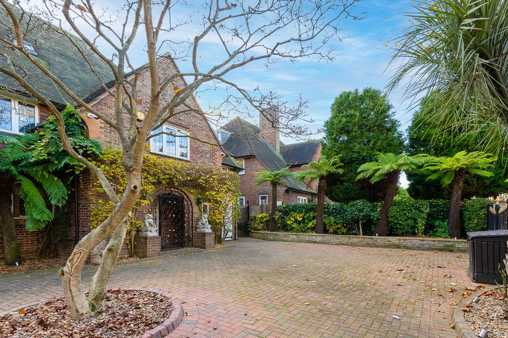 Westleigh Avenue, Putney, London, SW15 5 bed detached house £3,150,000