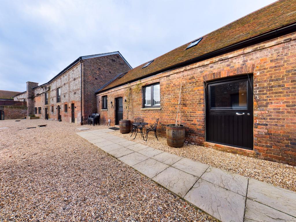The Barns, Hemel Hempstead... 2 bed barn £3,000 pcm (£692 pw)