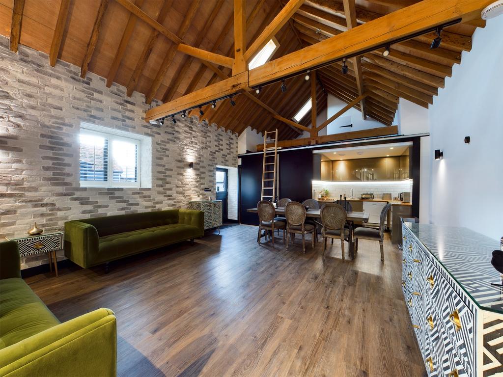The Barns, Hemel Hempstead... 2 bed barn £3,000 pcm (£692 pw)