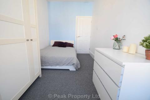 1 bedroom in a house share to rent - 2 STUDENT ROOMS AVAILABLE - Student House Share - Wimborne Road, Southend On Sea