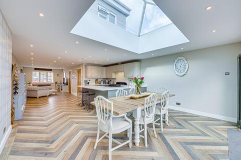 15 Caernarvon Close, Hockley, SS5 4XH