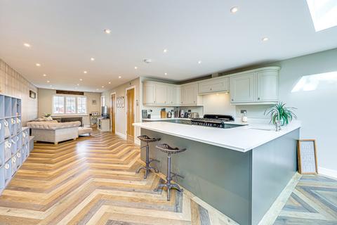 15 Caernarvon Close, Hockley, SS5 4XH