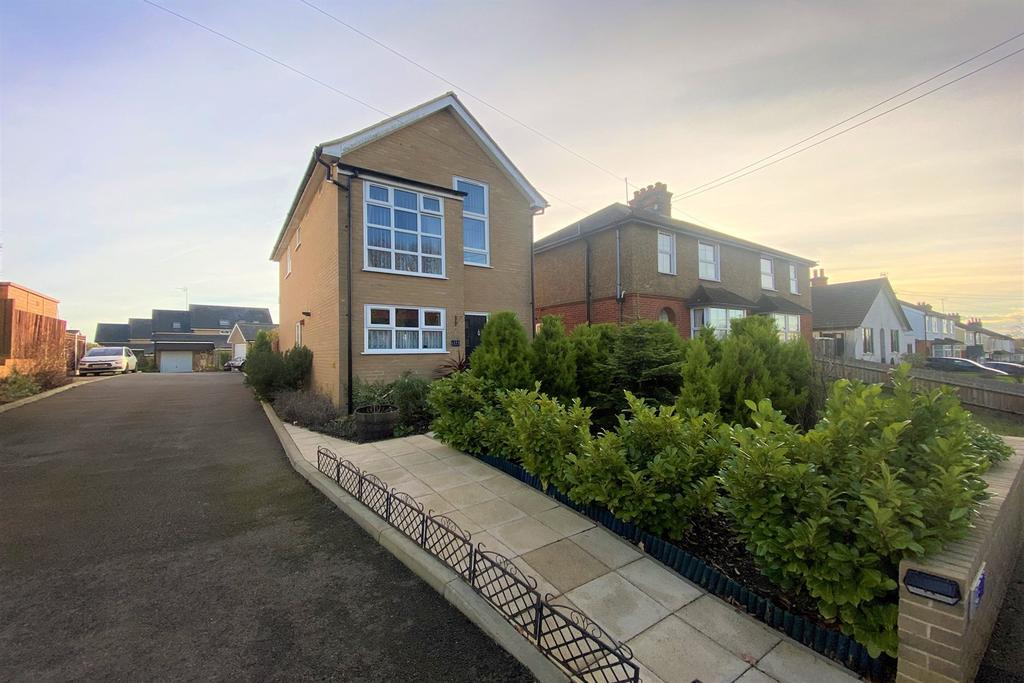 Rayne Road, Braintree, CM7 3 bed detached house £380,000