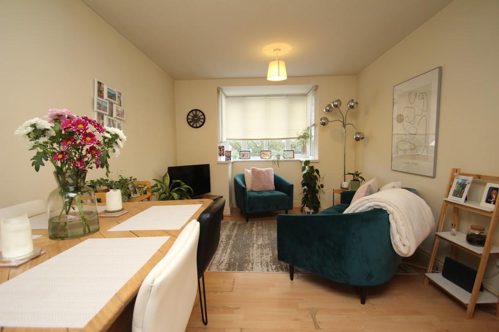 Bodmin Road, Chelmsford 2 bed apartment £900 pcm (£208 pw)