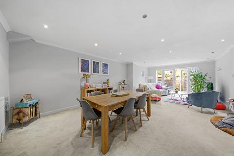 4 Andrews Close, Buckhurst Hill, IG9 5BL