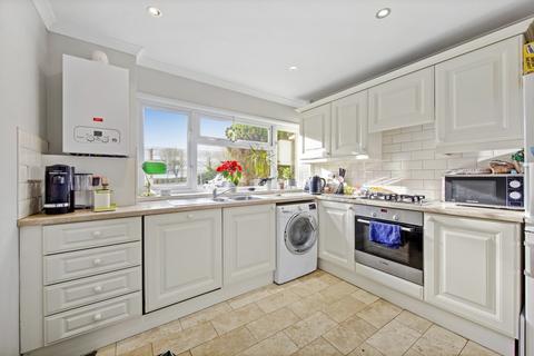 4 Andrews Close, Buckhurst Hill, IG9 5BL