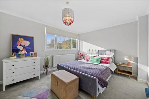 4 Andrews Close, Buckhurst Hill, IG9 5BL