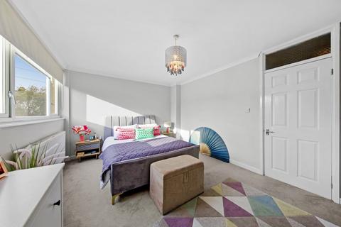 4 Andrews Close, Buckhurst Hill, IG9 5BL