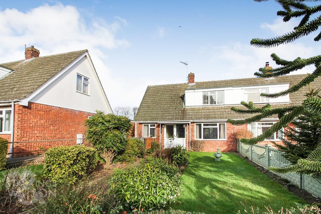 Springdale Crescent, Brundall, Norwich 3 bed chalet £850 pcm (£196 pw)