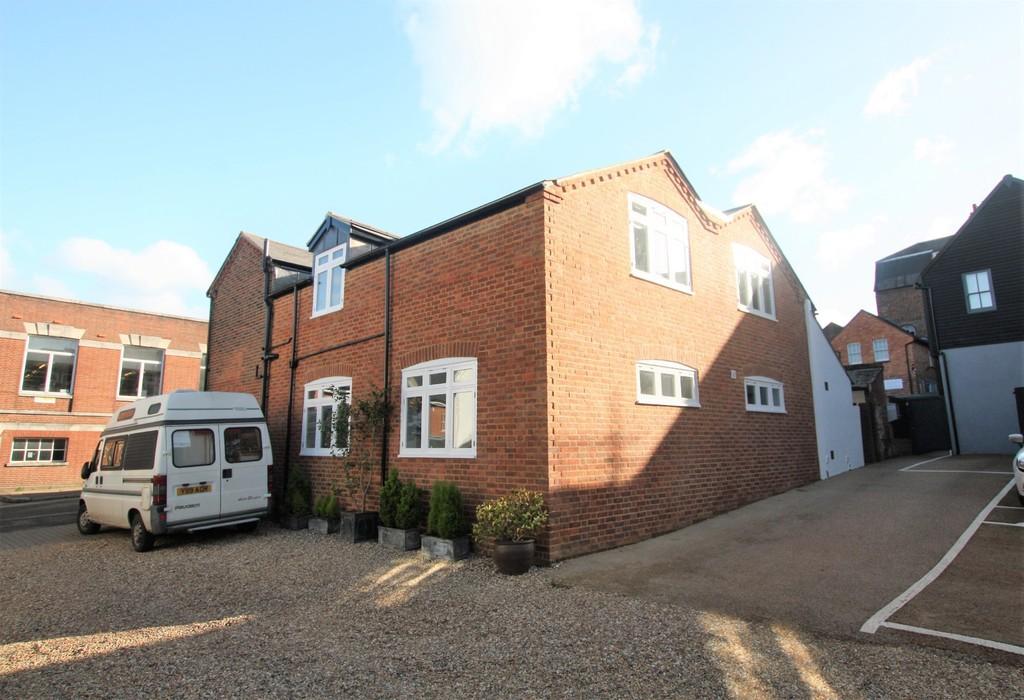 Ansell Road, Dorking 3 bed ground floor flat £1,350 pcm (£312 pw)