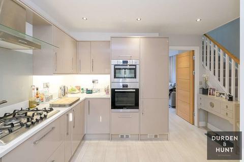 9 Retreat Way, Chigwell, IG7 6EL