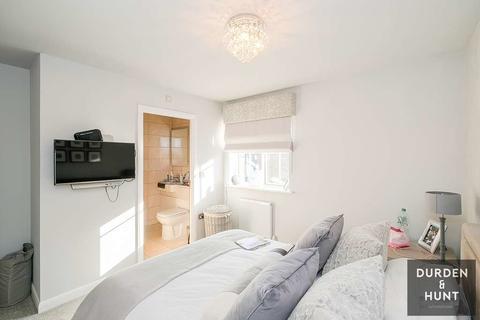 9 Retreat Way, Chigwell, IG7 6EL