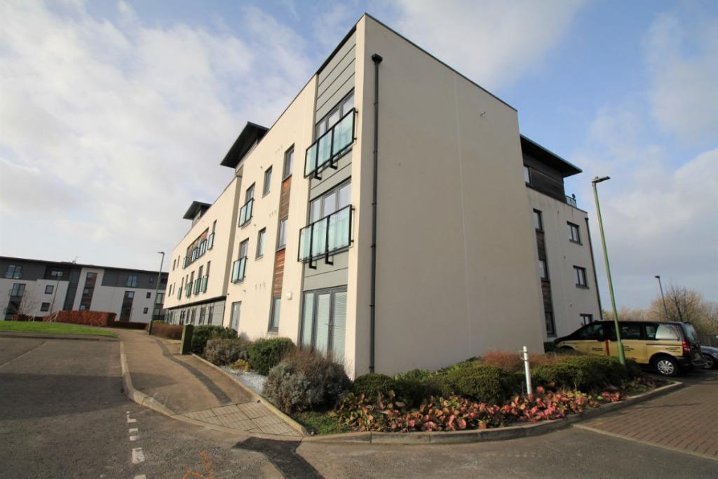 Burnbrae Drive, East Craigs, Edinburgh, EH12 3 bed flat £1,350 pcm (£