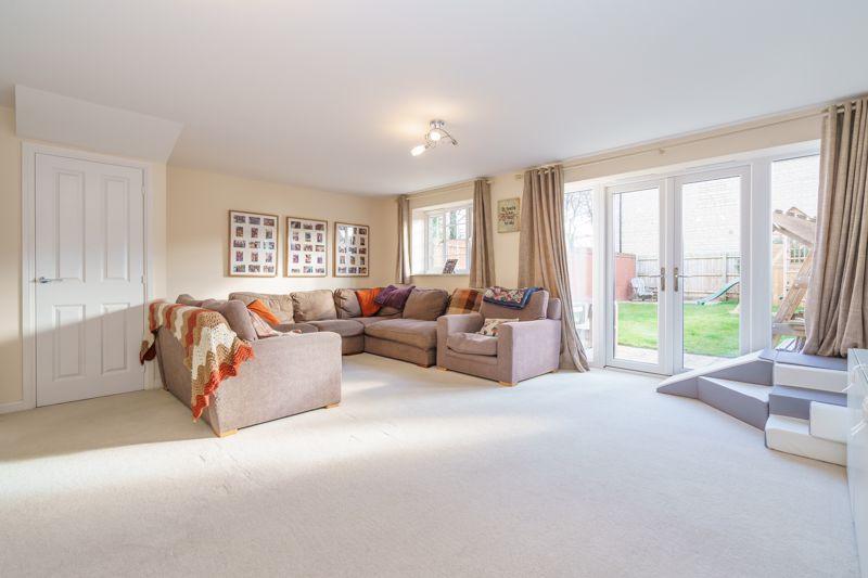 Whittington Crescent, Wantage 4 bed end of terrace house £400,000
