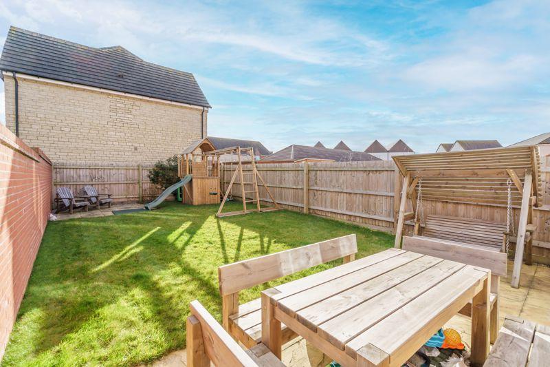 Whittington Crescent, Wantage 4 bed end of terrace house £400,000