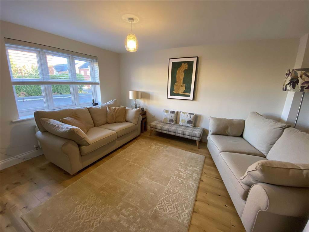 Dukesfield, Shiremoor 4 bed semidetached house £1,100 pcm (£254 pw)