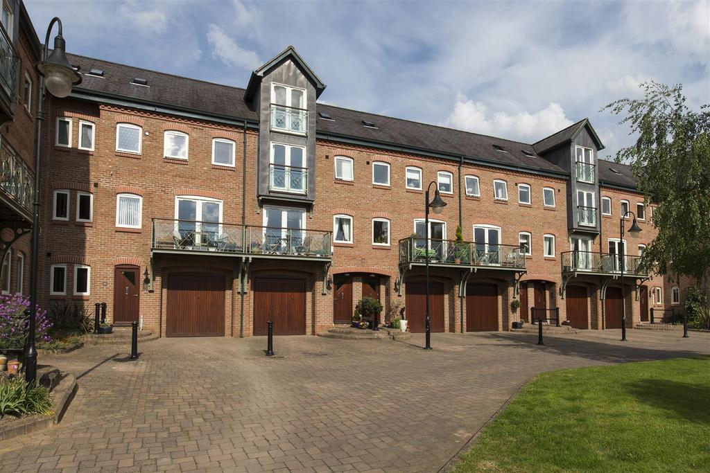 Rock Mill Lane, Leamington Spa 3 bed townhouse £1,650 pcm (£381 pw)
