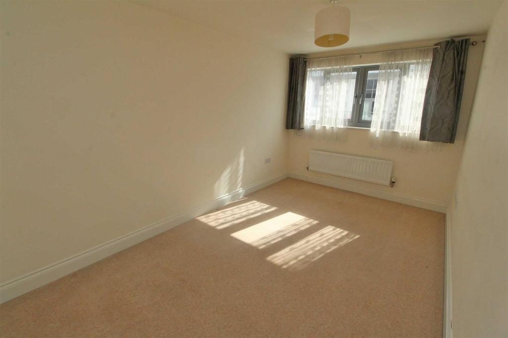 Hamilton House, Wolverton Park Road... 2 bed apartment £900 pcm (£208 pw)