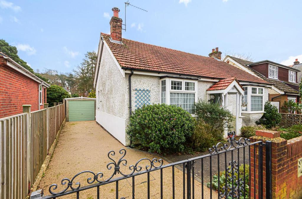 Park Road, Chandler's Ford 2 bed detached bungalow £400,000