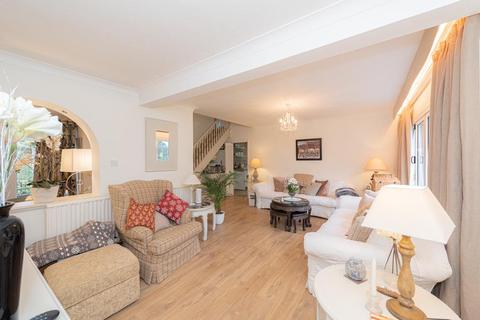 9 Walnut Close, Epsom, KT18 5JL
