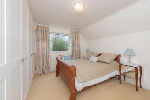9 Walnut Close, Epsom, KT18 5JL