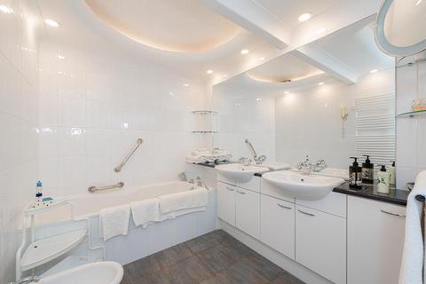 9 Walnut Close, Epsom, KT18 5JL