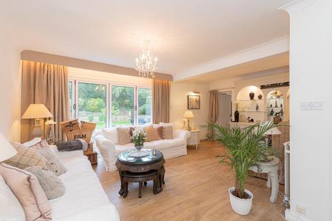 9 Walnut Close, Epsom, KT18 5JL