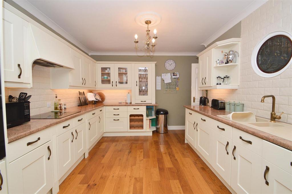Freeman Avenue, Eastbourne 3 bed semidetached house £450,000
