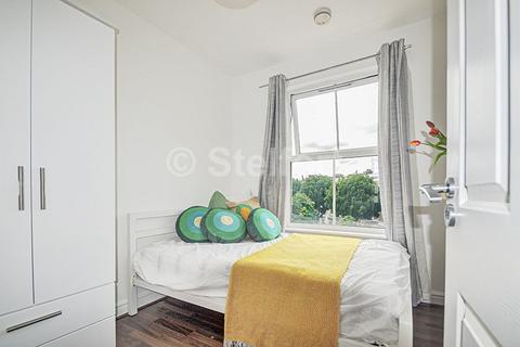 3 bedroom flat to rent, Jackson Road, London, N7