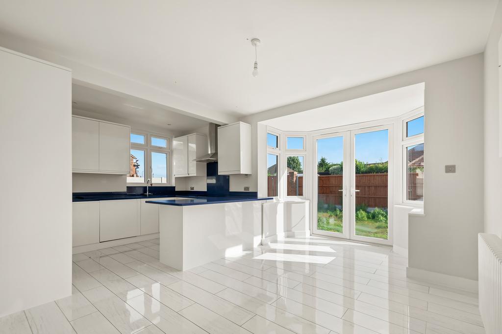 King Edward Drive, Grays, Essex, RM16 3 bed bungalow £1,799 pcm (£415 pw)