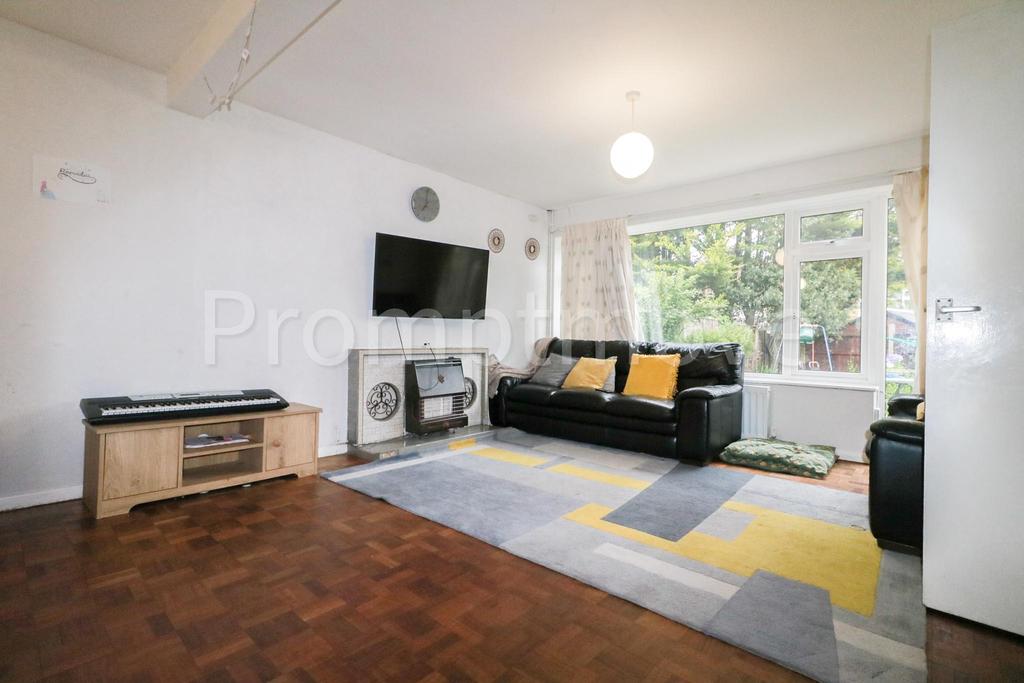 Rosslyn Crescent Luton LU3 2AT 4 bed detached house £1,400 pcm (£323 pw)