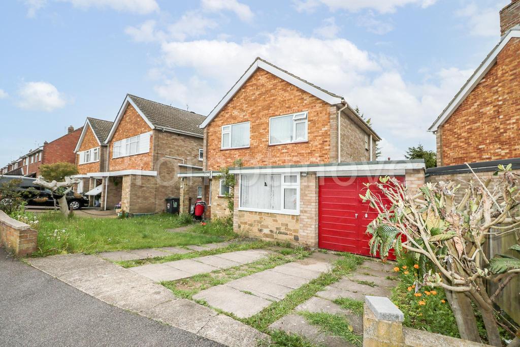 Rosslyn Crescent Luton LU3 2AT 4 bed detached house £1,400 pcm (£323 pw)