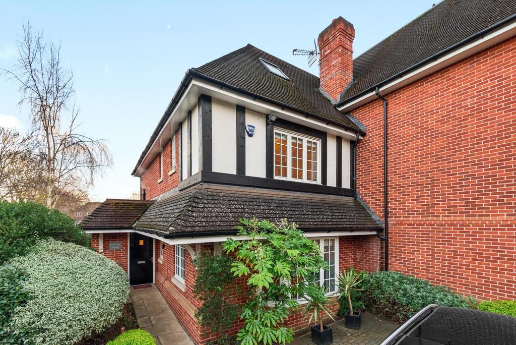 Beverley Close, Weybridge, KT13 4 bed