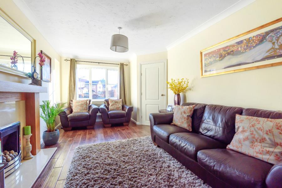 SANDSTONE DRIVE, FARNLEY, LEEDS, LS12... 4 bed detached house £375,000