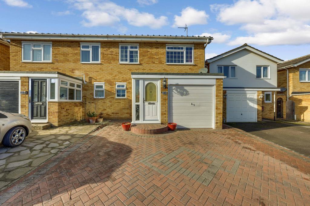 Rowan Walk, Leighonsea, SS9 4 bed semidetached house £375,000