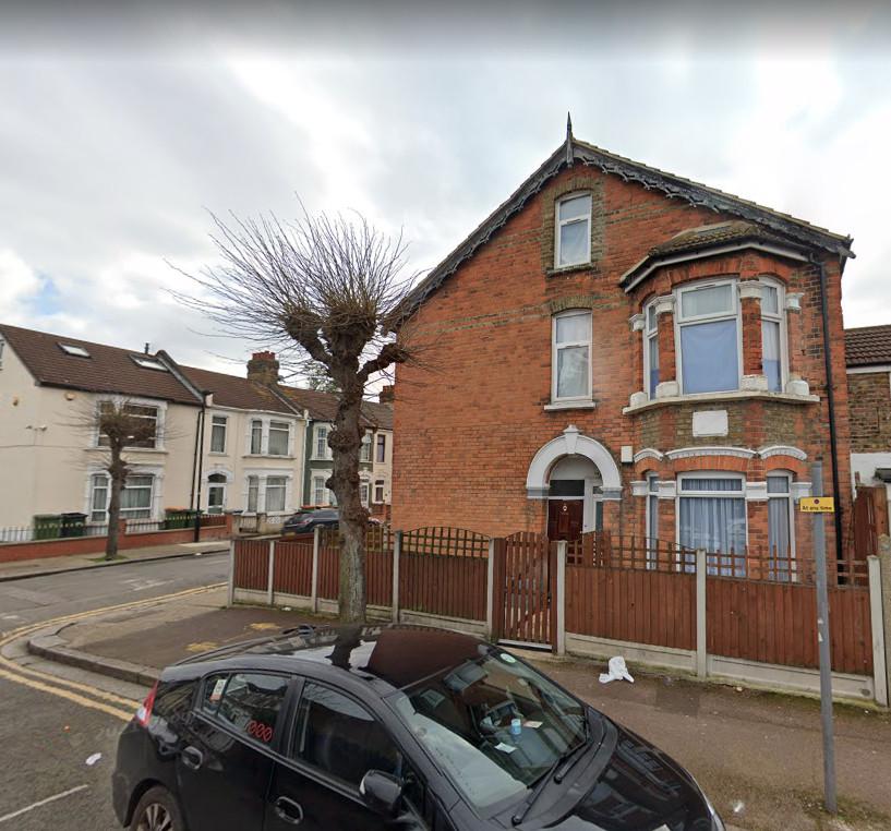 Harcourt Avenue, London, E12 2 bed flat £1,400 pcm (£323 pw)