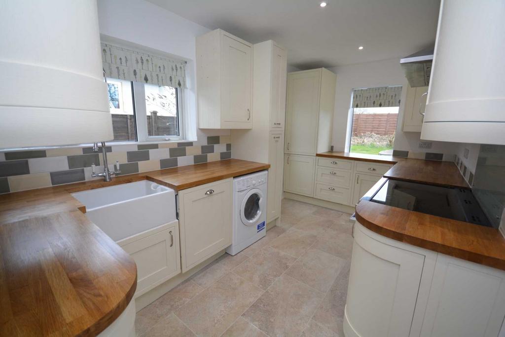 Rose Drive, Chesham 3 bed bungalow £1,700 pcm (£392 pw)