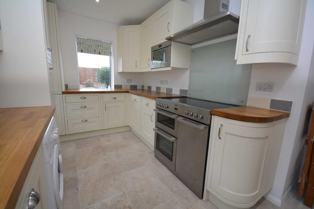 Rose Drive, Chesham 3 bed bungalow £1,700 pcm (£392 pw)