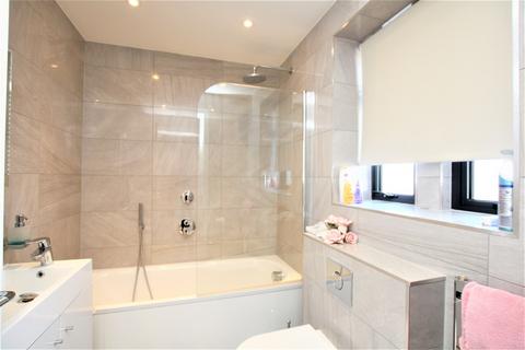 2 bedroom flat to rent, Diplomat Court, Green Lane, Hendon, NW4