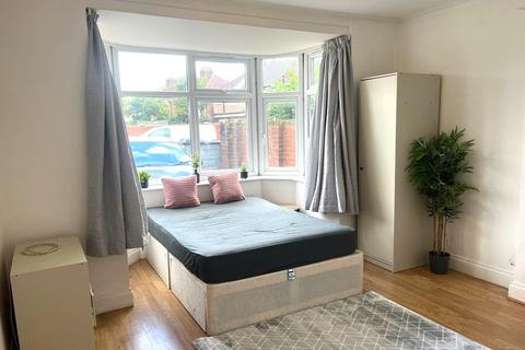 Studio to rent, Feltham TW14