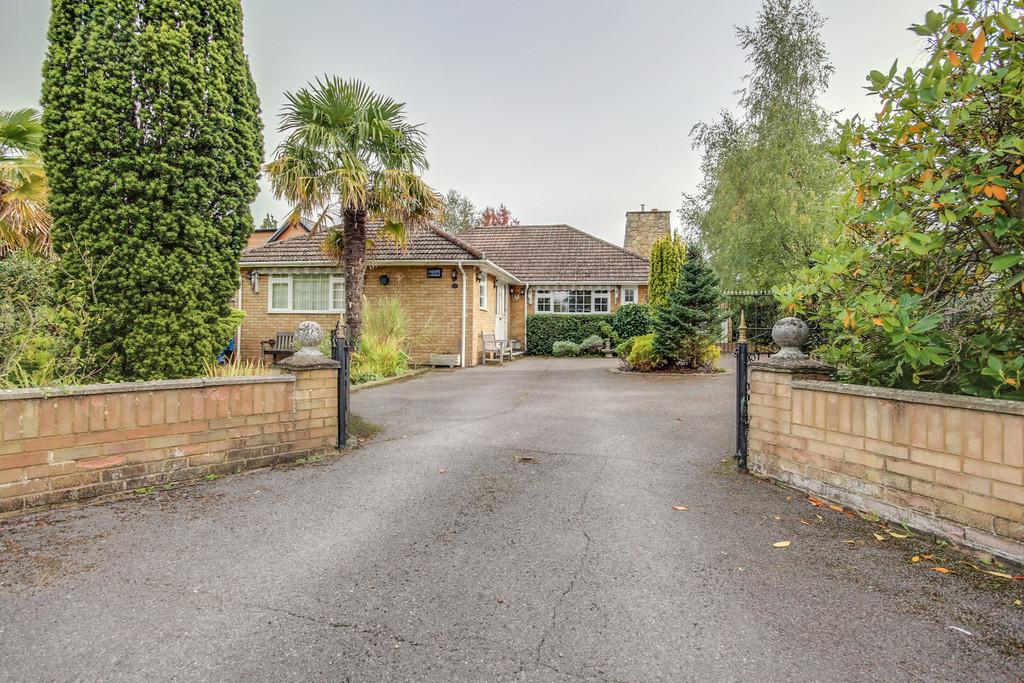 Pine Drive, Finchampstead 3 bed detached bungalow £700,000