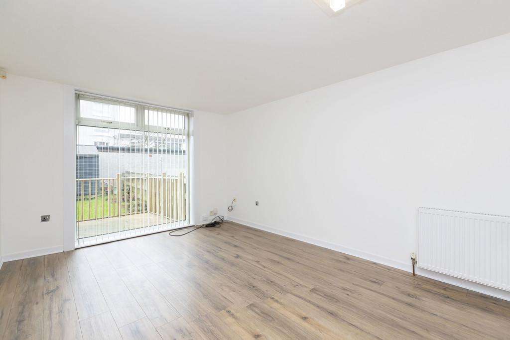 Roadside, Cumbernauld, Glasgow 3 bed semidetached house £105,000