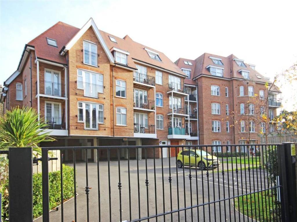 Exton Gardens, 70 Knyveton Road, Bournemouth Studio £800 pcm (£185 pw)