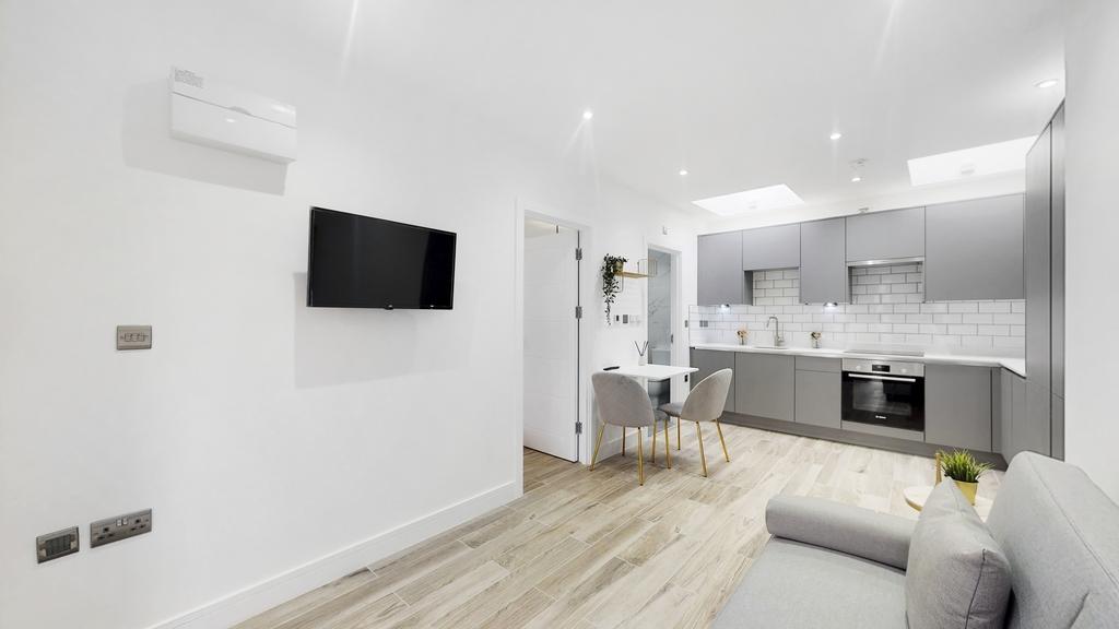 Dawlish Drive, Pinner HA5 1 bed flat £1,350 pcm (£312 pw)