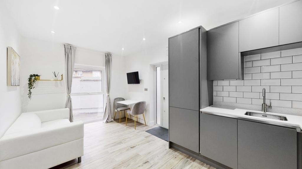 Dawlish Drive, Pinner HA5 1 bed flat £1,300 pcm (£300 pw)