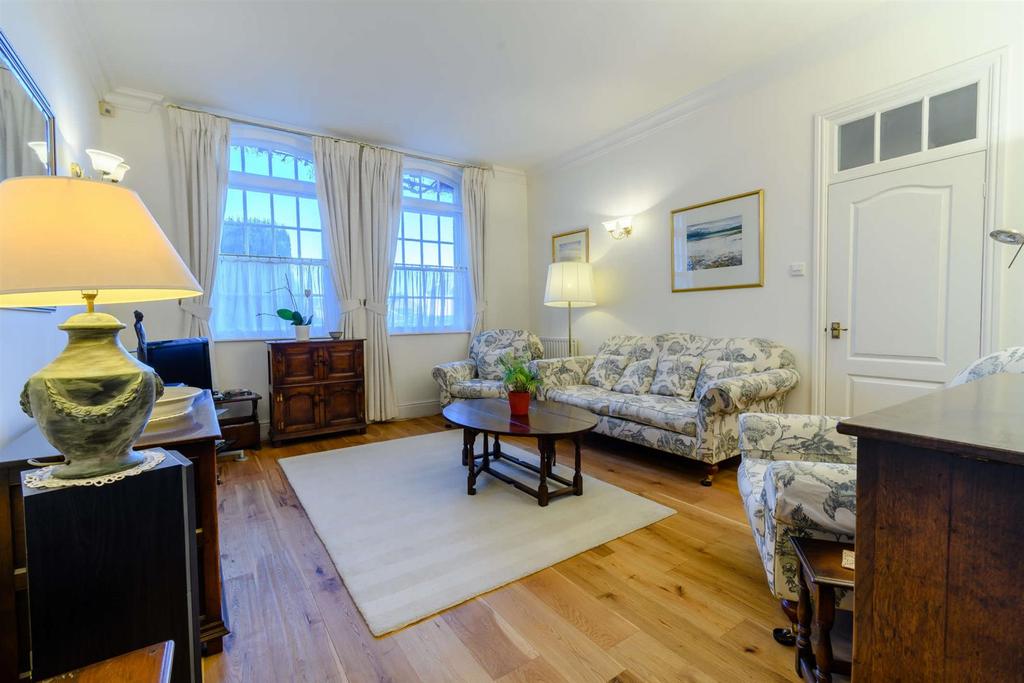 Frythe Close, Kenilworth, Warwickshire, CV8 2SY 3 bed character