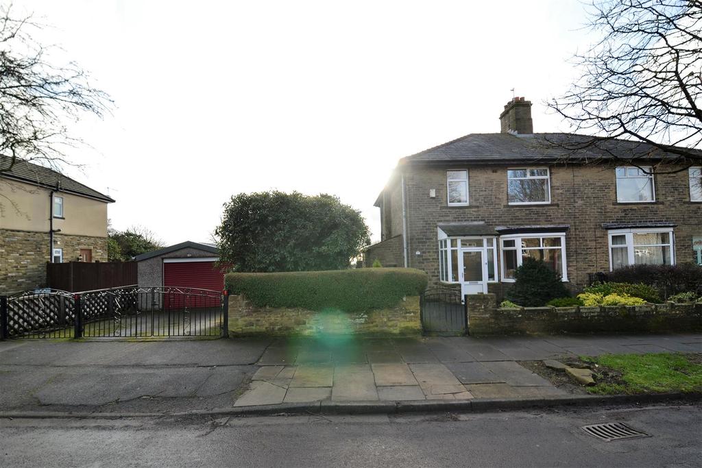 Russell Avenue, Queensbury, Bradford 3 bed semidetached house £200,000