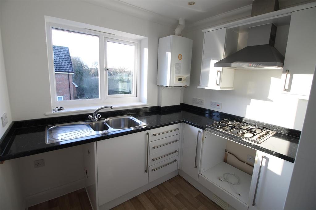 Amanda Close, BexhillOnSea 2 bed flat £850 pcm (£196 pw)